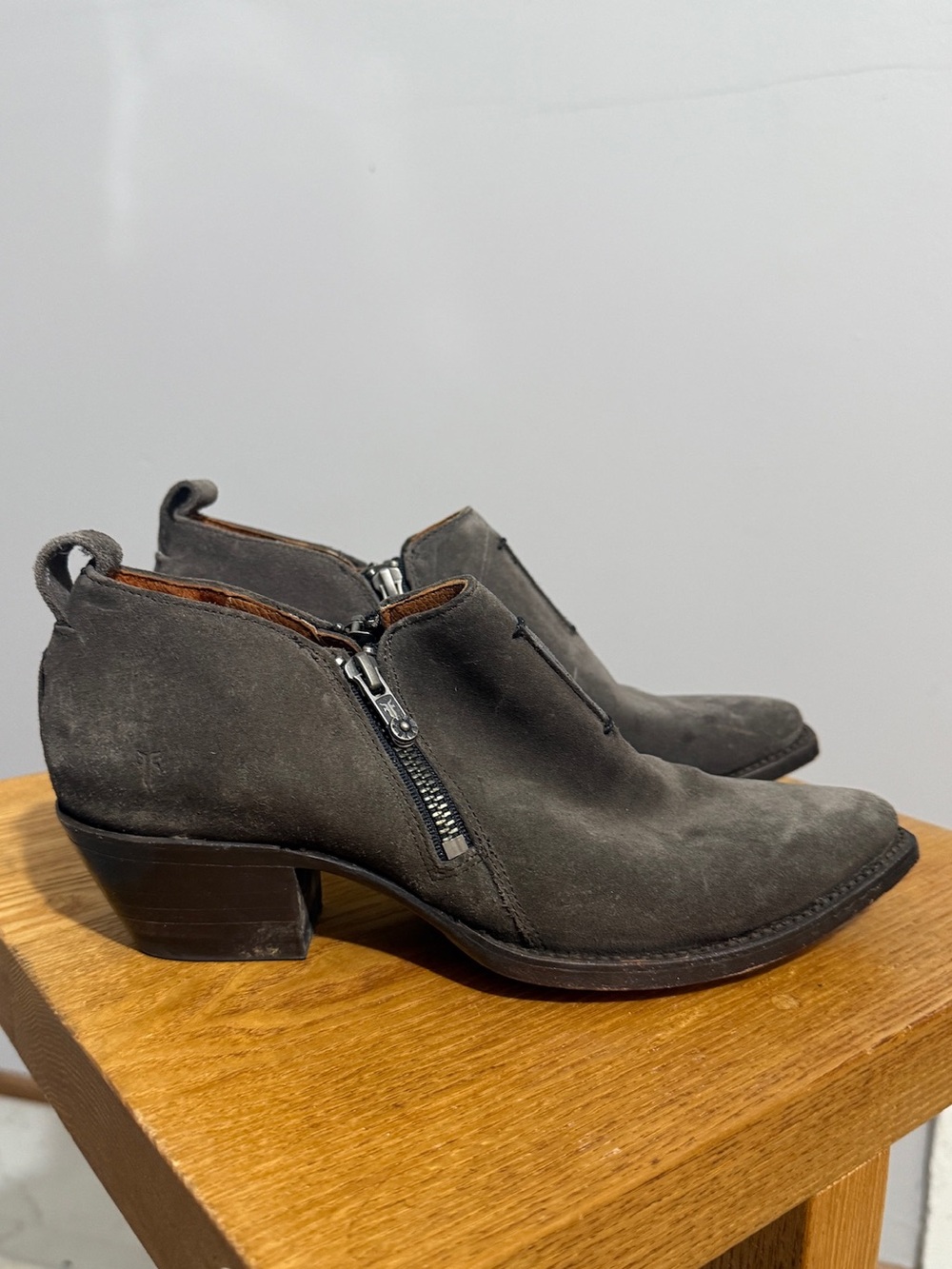 Frye Boots Womens 8 Sacha Moto Smoke Suede Ankle Double Zip Western Pointed Toe